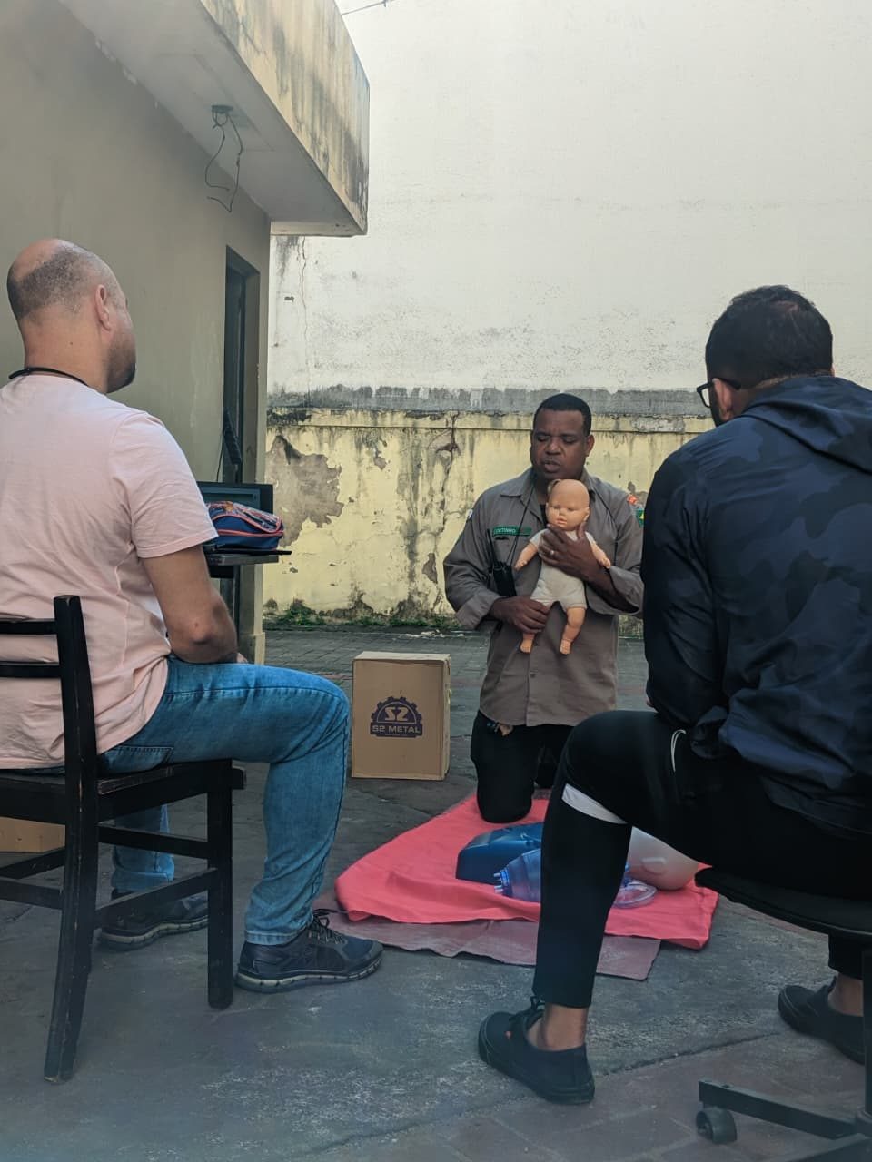 Prática com manequim de bebê