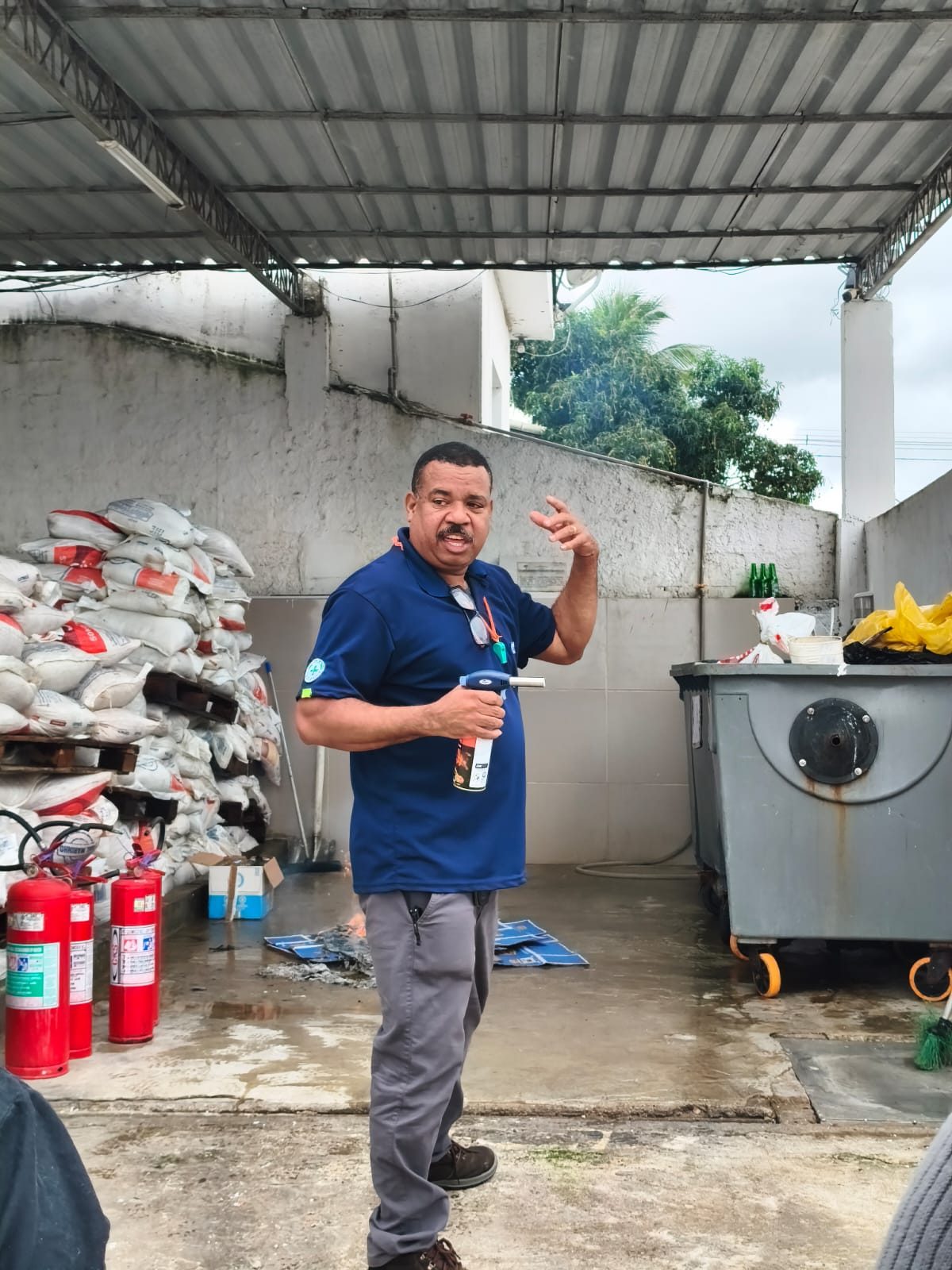 Prática de combate a princípio de incêndio