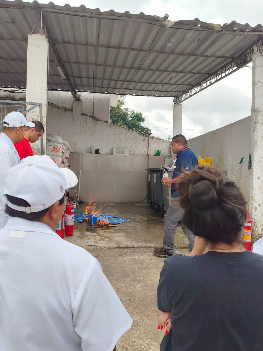 Brigada de incêndio com fogo real